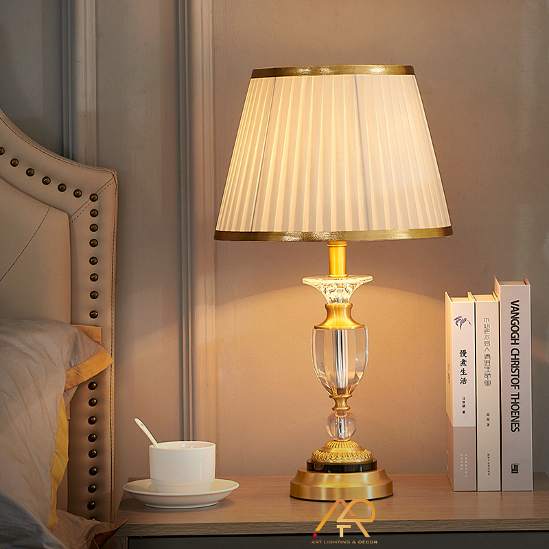 Đèn để bàn bằng đồng phong cách Châu Âu ART-2011