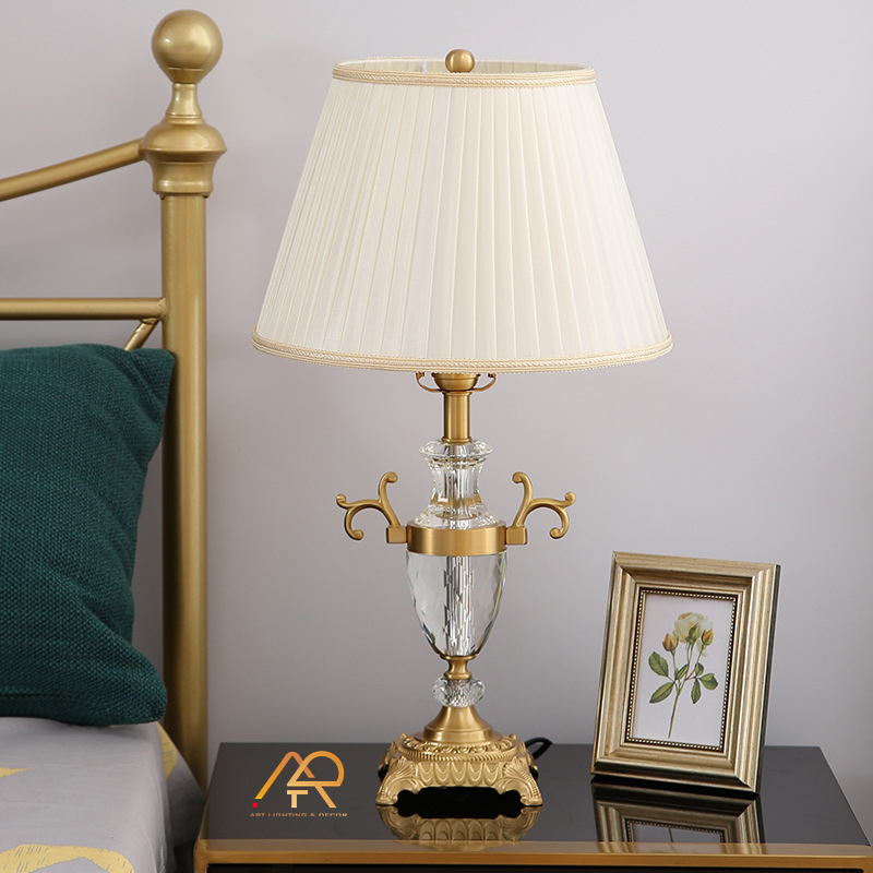 Đèn bàn thân đồng pha lê cao cấp ART-2010