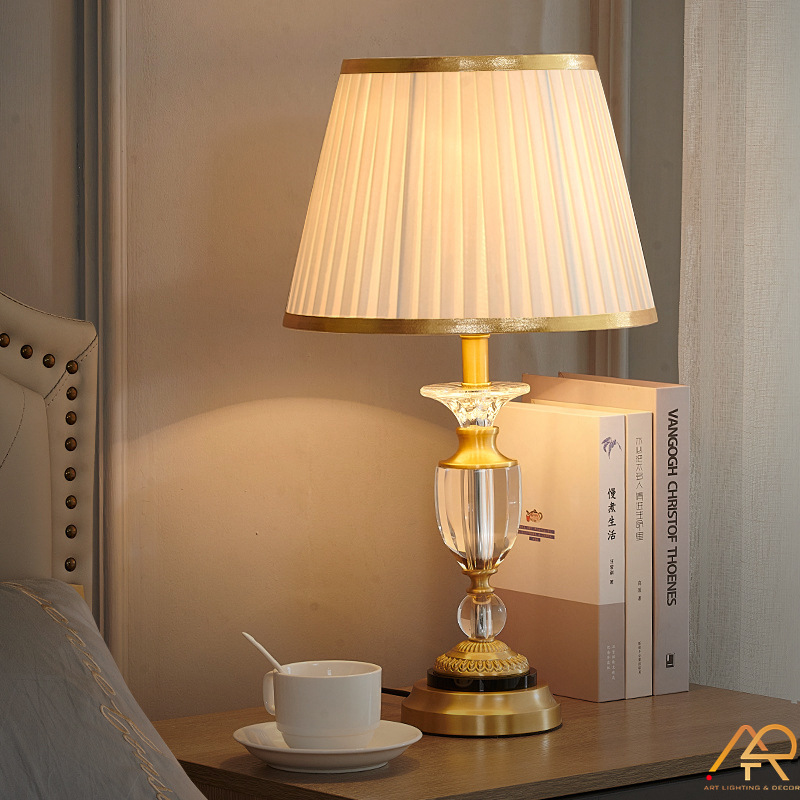 Đèn để bàn bằng đồng phong cách Châu Âu ART-2011