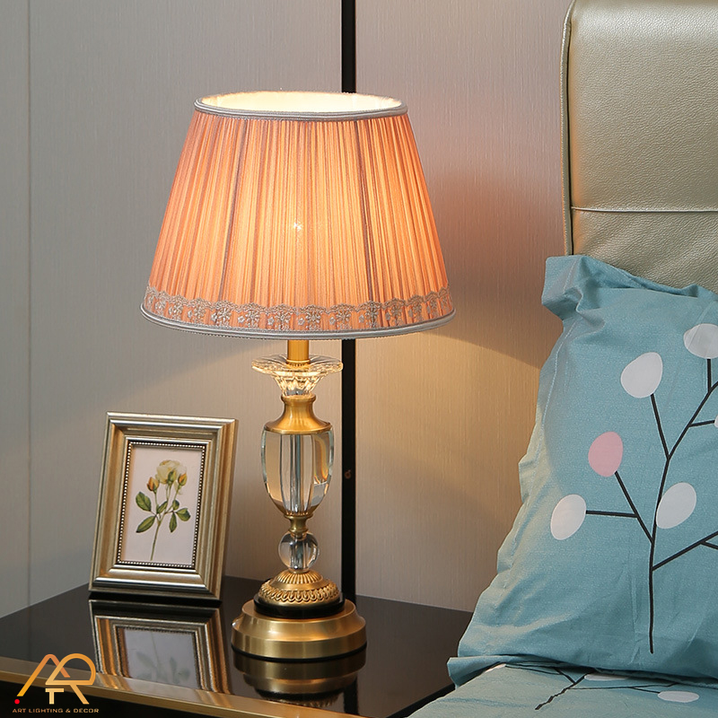 Đèn để bàn bằng đồng phong cách Châu Âu ART-2011